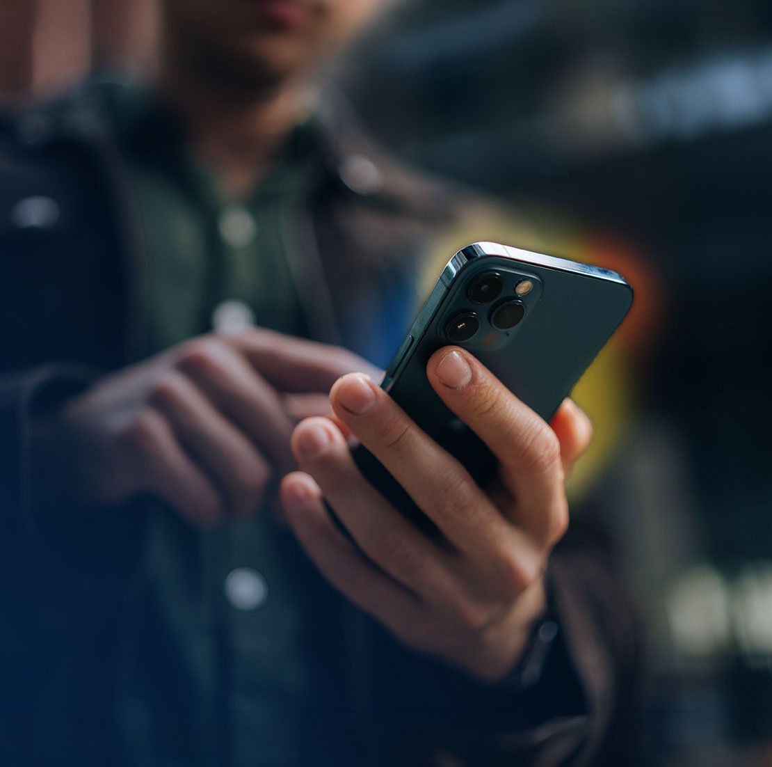 AdobeStock_1185788922_handPhone_halo_glow_crop_a AdobeStock_1185788922_handPhone_halo_glow_crop_a